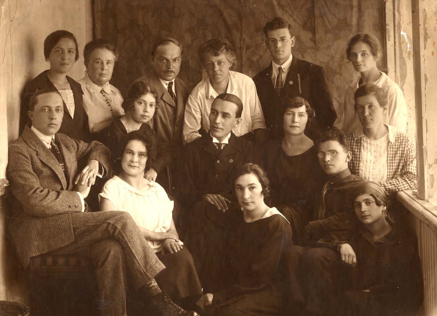 Сотрудники Екатеринославской общественной библиотеки в 1926 г.Верхний ряд: Цитрина, Трифонова, Подосинников, Байницкая, Красниковский, Васюченко. Средний ряд: Стебельский, Громімо, Дикарев (директор библиотеки с 1923 по 1926 год)Нижний ряд: Слободянникова, Началова, Сандомирський, Вдовиченко.
