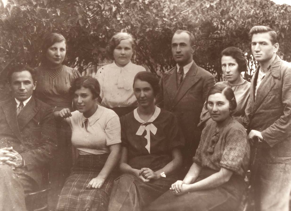 Співробітники1930.jpg – Співробітники обласної бібліотеки в 30-і роки XX ст. Слева направо внизу: директор Панькова А.И. Вверху: 2-й ряд – 3-й зам.директора Данилогенко, 1-й ряд – 4-я Шевченко Т.Г., 2-й ряд – 5-я читатель Лифшиц.
